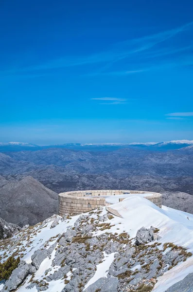 マウント Lovcen Lovcen 国立公園 モンテネグロでの上部から見た Njegos 廟と見事な山の冬景色します — ストック写真