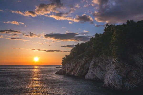 Hermosa Puesta Sol Sobre Los Acantilados Costa Petrovac Montenegro — Foto de Stock