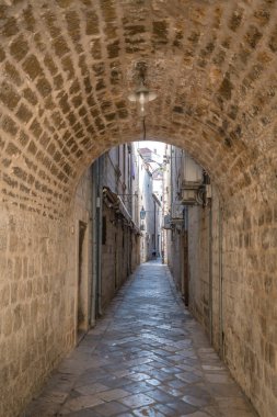Dubrovnik, Hırvatistan - Nisan 2018: Kemerli dar sokak pasajda Dubrovnik Old Town