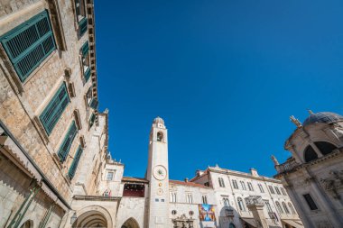 Dubrovnik, Hırvatistan - Nisan 2018: Dubrovnik'in tarihi kent merkezine ve Dominik kilise kule binaların görünümünü