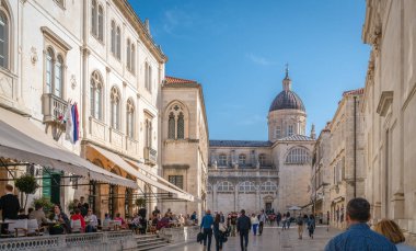 Dubrovnik, Hırvatistan - Nisan 2018: yürüyüş, gezi veya Dubrovnik'in eski şehir restoranlarda oturan turist
