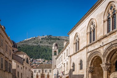 Dubrovnik, Hırvatistan - Nisan 2018: Dubrovnik'in tarihi kent merkezine ve Dominik kilise kule binaların görünümünü