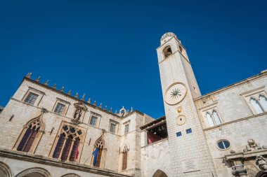 Dubrovnik, Hırvatistan - Nisan 2018: Dubrovnik'in tarihi kent merkezine ve Dominik kilise kule binaların görünümünü