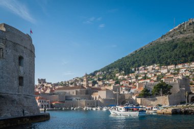 Dubrovnik, Hırvatistan - Nisan 2018: Dubrovnik eski kasaba marina ve eski şehir duvarlarının görünümünü