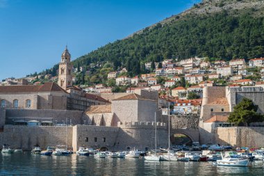 Dubrovnik, Hırvatistan - Nisan 2018: Dubrovnik eski kasaba marinada demirlemiş özel tekneler