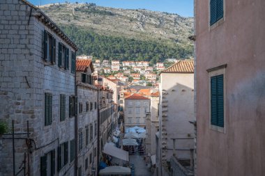 Dubrovnik, Hırvatistan - Nisan 2018: Gölgeli sokak Dubrovnik Eski kentte konut binalar arasında