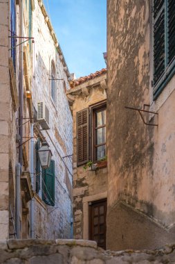 Dubrovnik, Hırvatistan - Nisan 2018: Ahşap pencere kepenkleri Dubrovnik Eski kentte konut tarihi binalarda