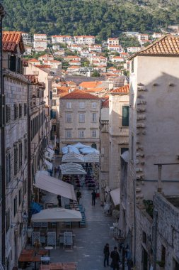 Dubrovnik, Hırvatistan - Nisan 2018: Gölgeli sokak Dubrovnik Eski kentte konut binalar arasında