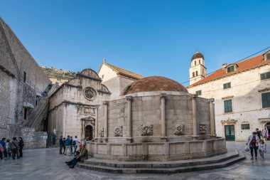 Dubrovnik, Hırvatistan - Nisan 2018: Ünlü Dubrovnik Stradun sokak Onofrio Çeşme Old Town