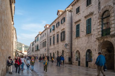 Dubrovnik, Hırvatistan - Nisan 2018: yürüyüş, gezi veya Dubrovnik'in eski şehir restoranlarda oturan turist