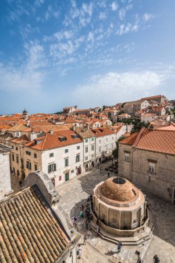 Dubrovnik, Hırvatistan - Nisan 2018: Ünlü Dubrovnik Stradun sokak Onofrio Çeşme Old Town, yukarıda da görüleceği
