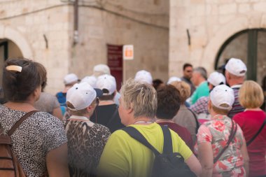 Dubrovnik, Hırvatistan - Nisan 2018: Organize Tur Dubrovnik Eski kentte ana caddede yürüyen turist