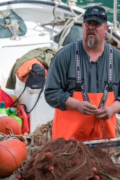 Dubrovnik Croacia Abril 2018 Pescador Desenredando Peces Capturados Red —  Fotos de Stock