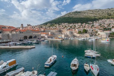 Dubrovnik, Hırvatistan - Nisan 2018: Dubrovnik eski kasaba marina ve eski şehir duvarlarının görünümünü