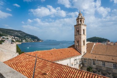 Dubrovnik, Hırvatistan - Nisan 2018: Kilise çan kulesi ve çatıları eski evler Dubrovnik'in eski müstahkem şehir duvarlarından görüntülendi