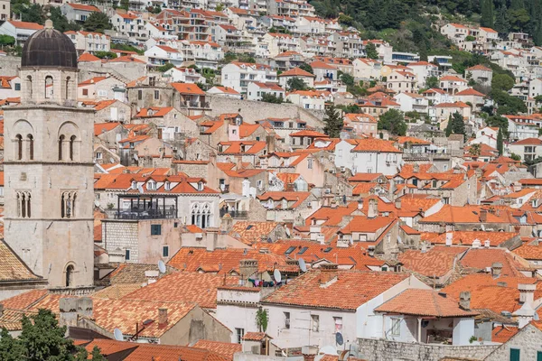 Dubrovnik Croacia Abril 2018 Campanario Iglesia Tejados Antiguas Casas Montaña — Foto de Stock