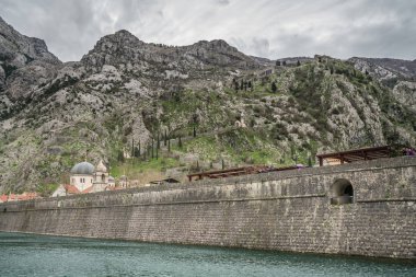 Kotor, Karadağ - Nisan 2018: Sur Bastion Riva nehrin Shkurda Kotor Eski kentte büyük duvarlar