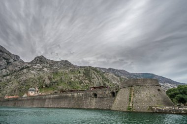 Kotor, Karadağ - Nisan 2018: Sur Bastion Riva nehrin Shkurda Kotor Eski kentte büyük duvarlar