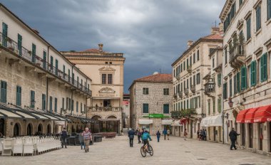 Kotor, Karadağ - Nisan 2018: bisiklet ve Old Town tarihsel kare silah üzerinde yürüyen insanlar çocuk