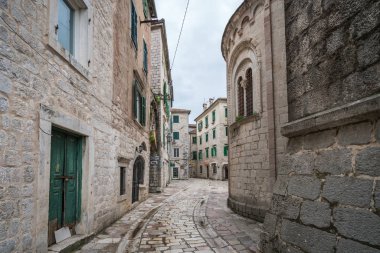 Kotor, Karadağ - Nisan 2018: Dar geçit Kotor Old Town tarihi binalar arasında