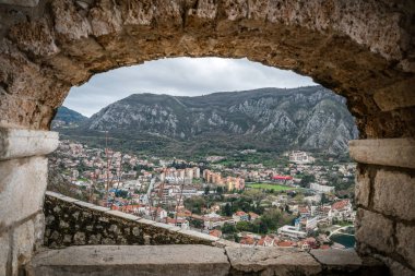 Kotor, Karadağ - Nisan 2018: Yukarıdaki yamaca küçük Our Lady of Salvation Şapel Kotor Koyu'ndaki ve Old Town evlerden görünümünü