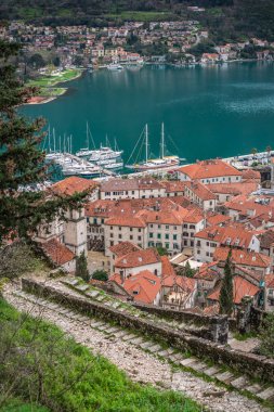 Kotor, Karadağ - Nisan 2018: Taşlı iz ve Kotor şehir yukarıda Kotor kaleye giden adımlar