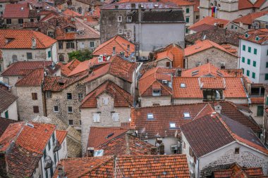 Kotor, Karadağ - Nisan 2018: Görünüm kırmızı kiremitli çatılar eski Kotor şehir evleri