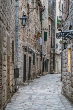 Kotor, Karadağ - Nisan 2018: Dar geçit Kotor Old Town tarihi konut binalar arasında