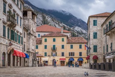 Kotor, Karadağ - Nisan 2018: Kotor Old Town tarihsel kare silah görünümünü