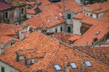 Kotor, Karadağ - Nisan 2018: Görünüm kırmızı kiremitli çatılar eski Kotor şehir evleri