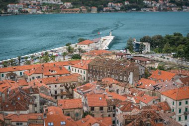 Kotor, Karadağ - Nisan 2018: Evleri ve Kotor şehir, kasaba yukarıda kaleye izi görüldüğü gibi limanda