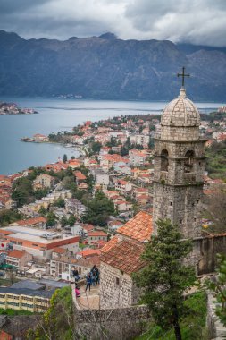 Kotor, Karadağ - Nisan 2018: Kubbe ve çan kulesi, Şapeli Our Lady kurtuluş Kotor Koyu'ndaki liman ve marina aşağıda ile