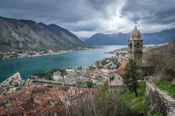 Κότορ Μαυροβούνιο Απρίλιο Του 2018 Τρούλο Και Καμπαναριό Πύργος Από — Φωτογραφία Αρχείου