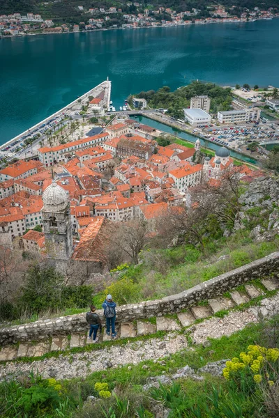 Kotor Montenegro Abril 2018 Dois Turistas Admirando Vista Trilha Pedregosa — Fotografia de Stock