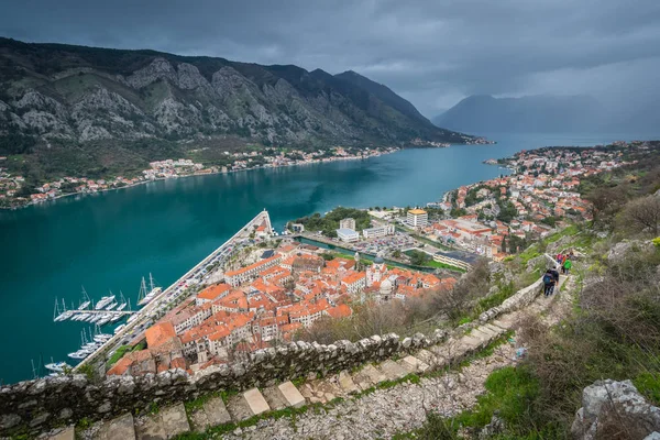 Kotor Montenegro April 2018 Tourists Walking Stony Trail Steps Leading — Stock Photo, Image