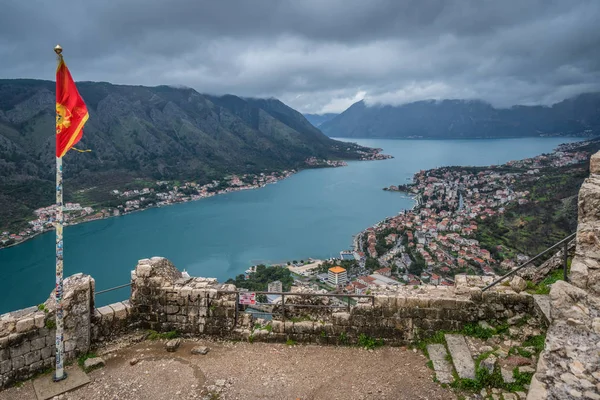 Kotor Monténégro Avril 2018 Drapeau National Monténégro Flottant Dans Vent — Photo