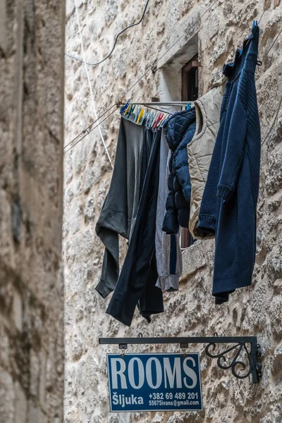 Kotor Montenegro April 2018 Laundry Drying Clothesline Sign Spelling Rooms — Stock Photo, Image