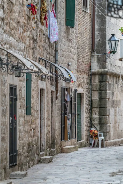 Kotor Černá Hora Duben 2018 Úzký Průchod Mezi Historické Obytné — Stock fotografie