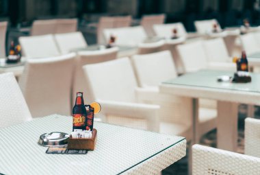 Budva, Karadağ - Nisan 2018: Çeşniler, kül tablası ve restoran tabloda kokteyl reklam