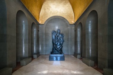 Njegos heykel içinde bir mezar odasında ünlü heykeltıraş Ivan Mestrovic, Loven Milli Parkı, Karadağ tarafından oluşturulan bir Türbesi