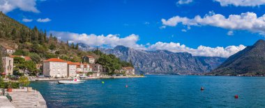 Perast, Karadağ - Nisan 2018: Ev deniz kenarı Kotor Koyu'ndaki güzel Perast kasabasında