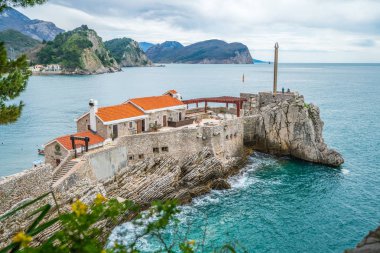 Petrovac, Karadağ - Nisan 2018: Şaşırtıcı eski şehir ortaçağ kalesi Adriyatik Denizi Petrovac şehirde yer alan