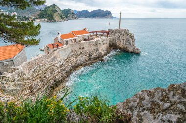 Petrovac, Karadağ - Nisan 2018: Şaşırtıcı eski şehir ortaçağ kalesi Adriyatik Denizi Petrovac şehirde yer alan