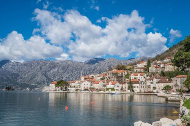 Perast, Karadağ - Nisan 2018: Kotor Koyu'ndaki güzel Perast şehir görünümünü