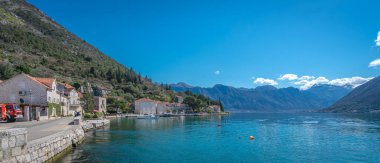 Perast, Karadağ - Nisan 2018: Ev deniz kenarı Kotor Koyu'ndaki güzel Perast kasabasında