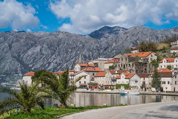 Perast Μαυροβούνιο Απρίλιο Του 2018 Στενό Παραλιακό Δρόμο Στην Όμορφη — Φωτογραφία Αρχείου