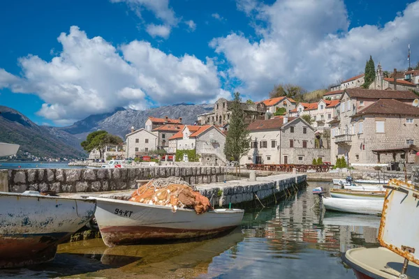 Perast Montenegro April 2018 Kapal Nelayan Anchored Pantai Kota Indah — Stok Foto