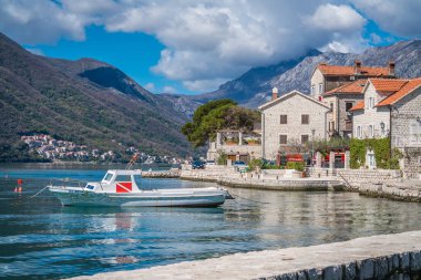 Perast, Karadağ - Nisan 2018: Kotor Koyu'ndaki güzel Perast kasabasında kıyısında küçük motorlu tekne