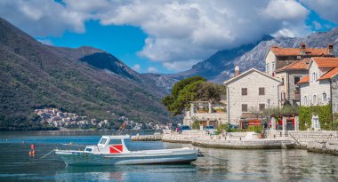 Perast, Karadağ - Nisan 2018: Kotor Koyu'ndaki güzel Perast kasabasında kıyısında küçük motorlu tekne