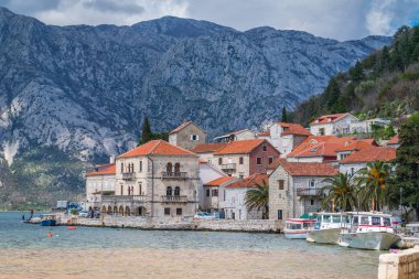 Perast, Karadağ - Nisan 2018: Kotor Koyu'ndaki güzel Perast kasabasında eski evleri